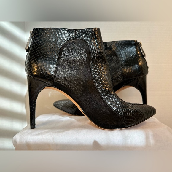 BCBG MAXAZRIA Pointed Toe Heel Ankle Boots AMAZING CONDITION! SEXY,HOLIDAY!HOT🤩 - Picture 2 of 16